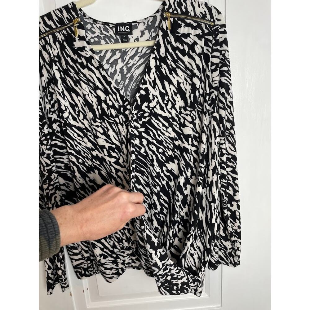 INC International Concepts Black White Abstract Relaxed Blouse Faux Wrap XL - Picture 4 of 13